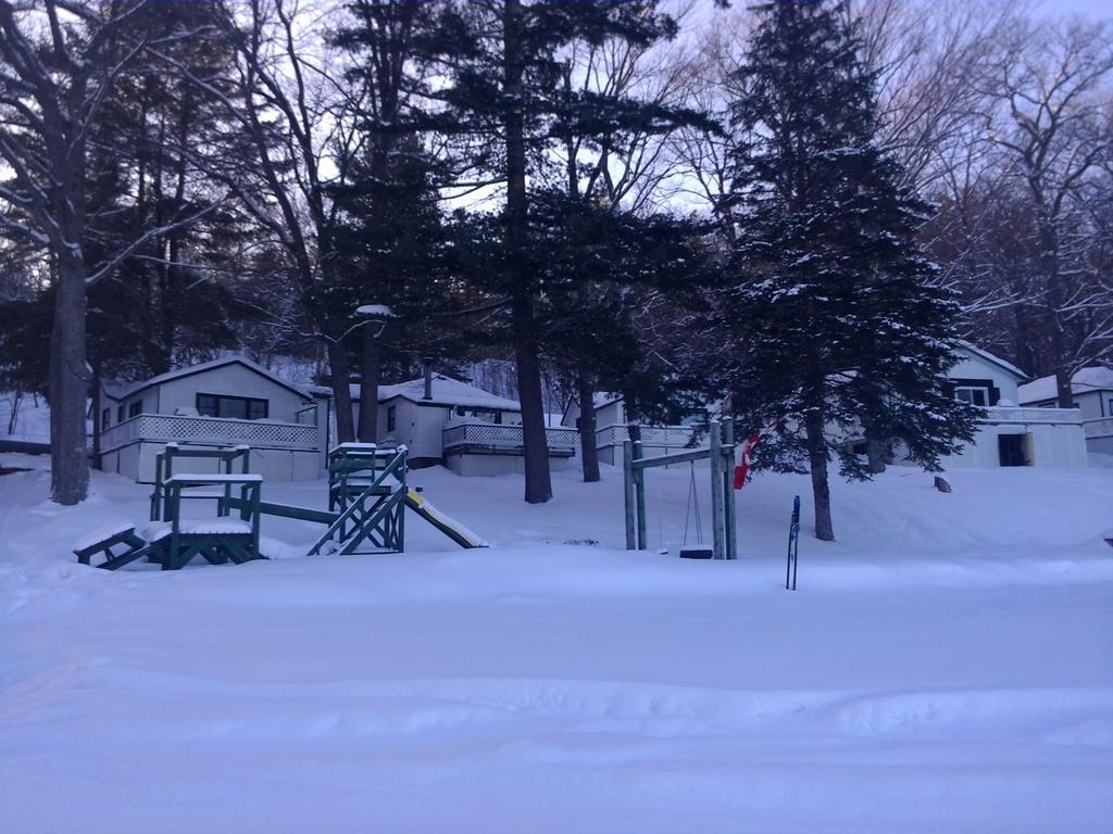 Algonquin Highlands Little Hawk Resort & Marina מראה חיצוני תמונה